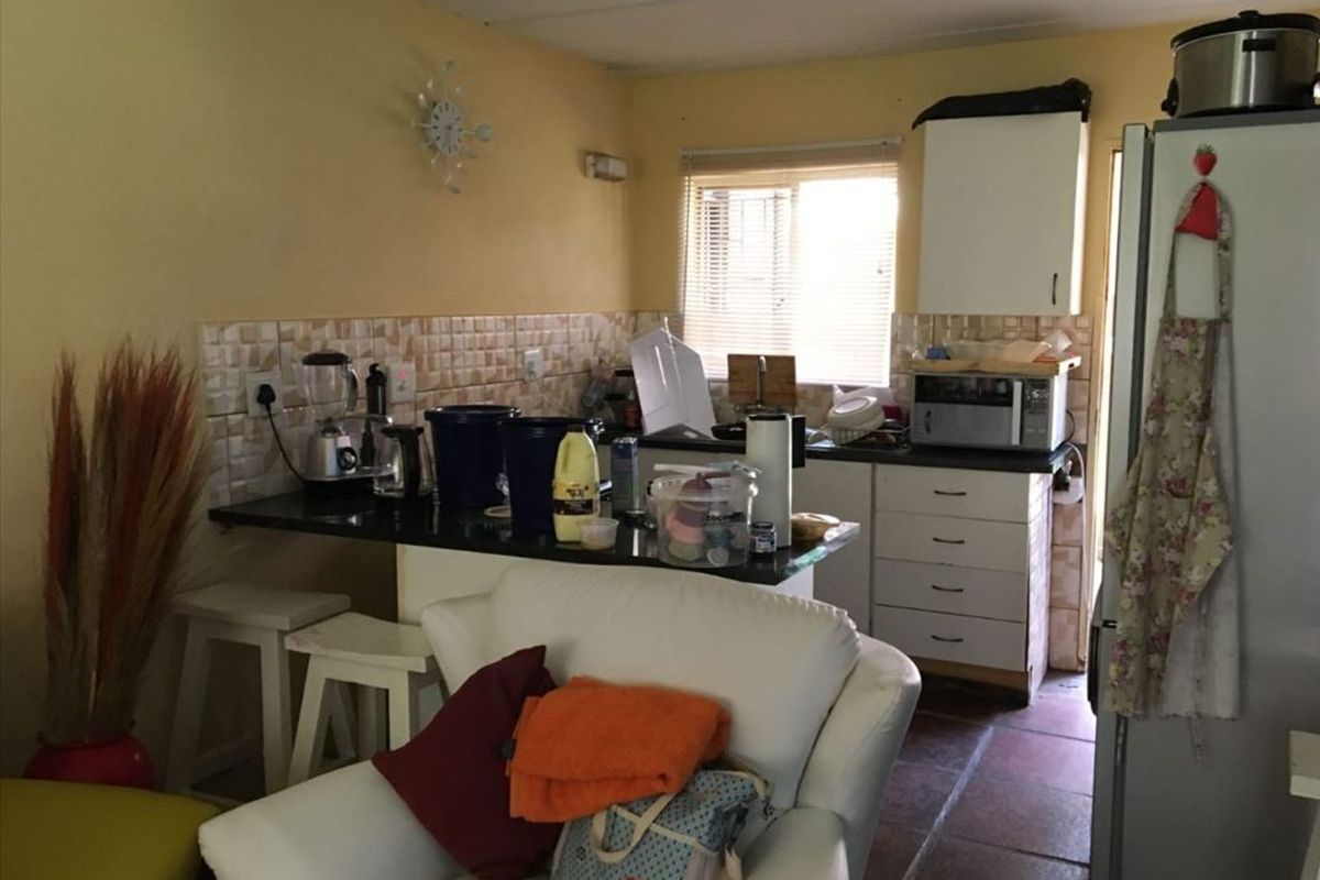 Modern and Practical Living Space - Photo 2