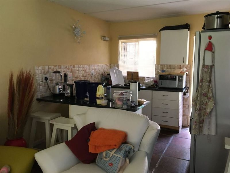 Modern and Practical Living Space - Photo 2