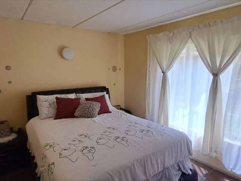 Modern and Practical Living Space - Photo 3