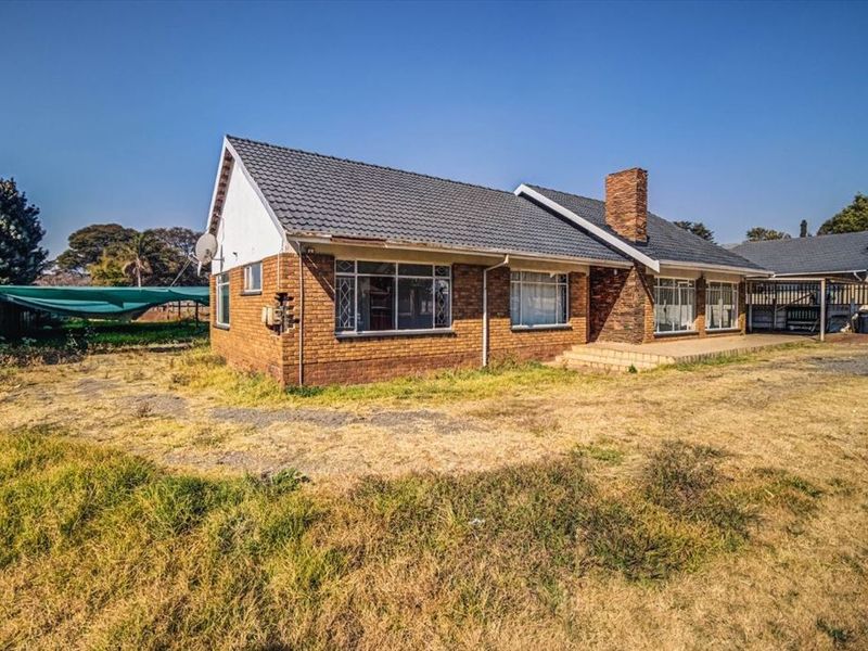 Well-Appointed Family Home with Granny Flat and Ample Parking - Photo 3