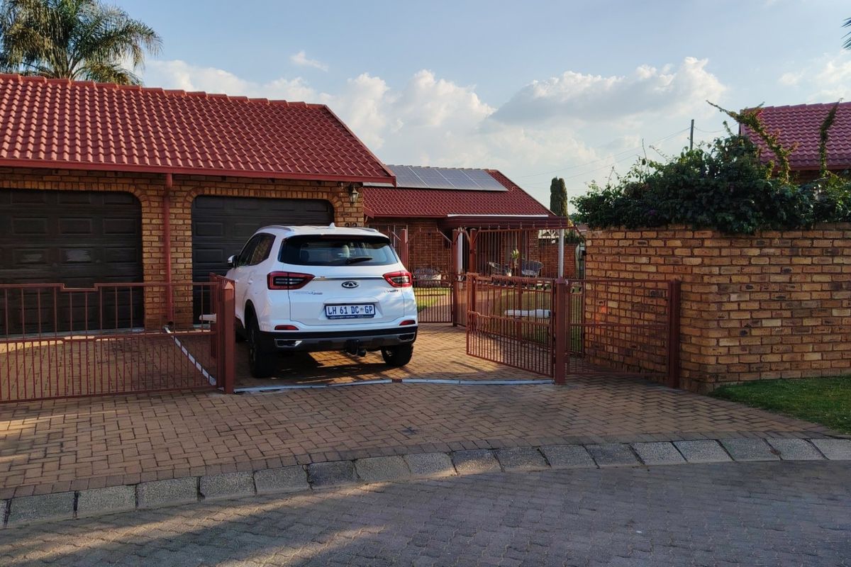 Stylish & Secure 3-Bedroom Family Home in Prime Wierda Park Location - Photo 5