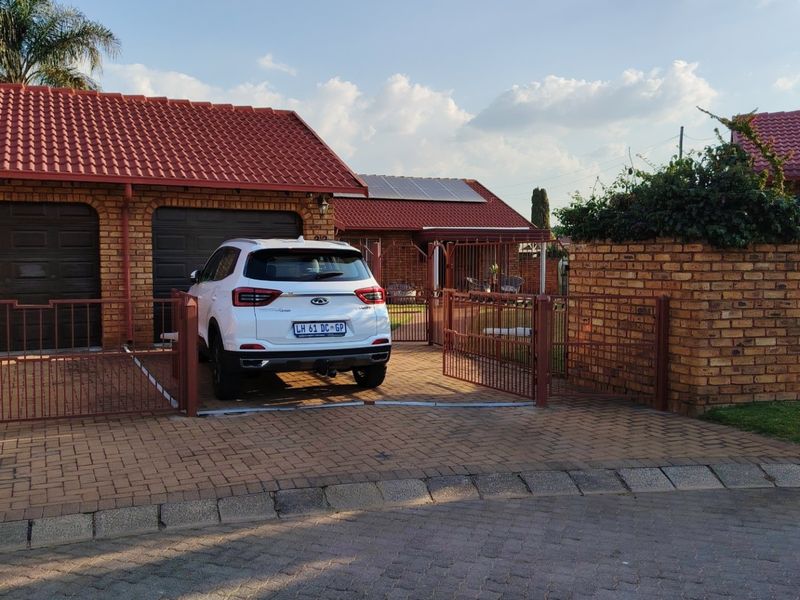 Stylish & Secure 3-Bedroom Family Home in Prime Wierda Park Location - Photo 5