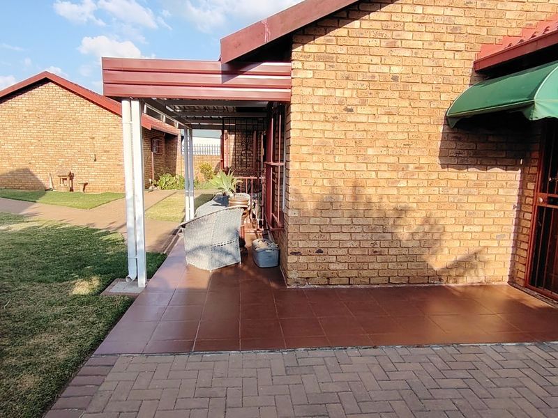 Stylish & Secure 3-Bedroom Family Home in Prime Wierda Park Location - Photo 2