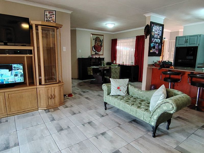 Stylish & Secure 3-Bedroom Family Home in Prime Wierda Park Location - Photo 7