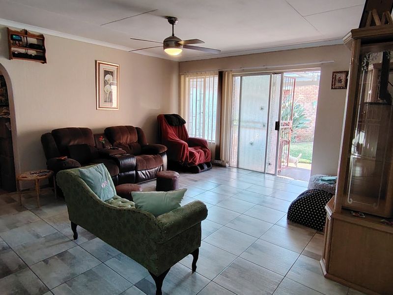 Stylish & Secure 3-Bedroom Family Home in Prime Wierda Park Location - Photo 6