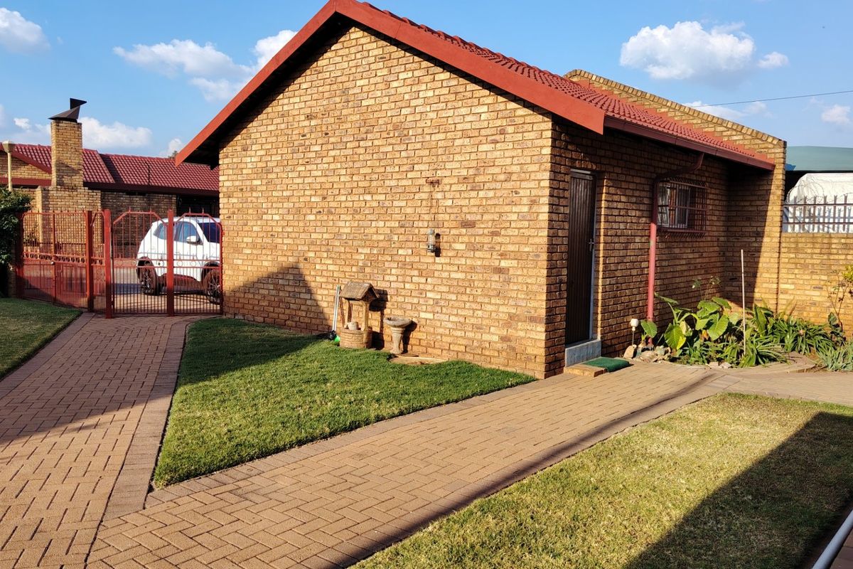 Stylish & Secure 3-Bedroom Family Home in Prime Wierda Park Location - Photo 4