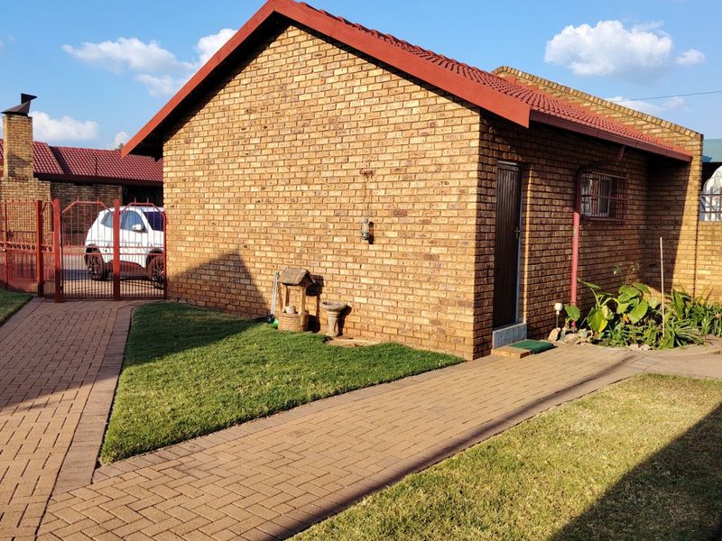 Stylish & Secure 3-Bedroom Family Home in Prime Wierda Park Location - Photo 4