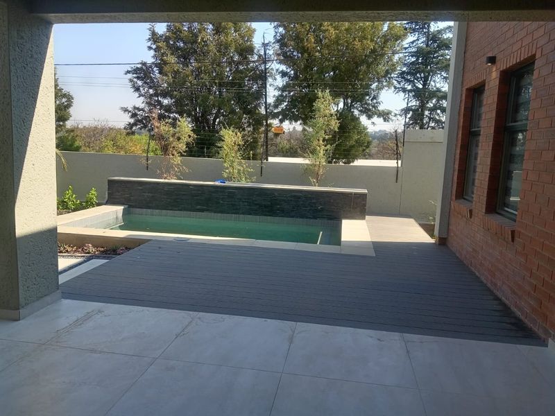 Spacious Kyalami Brand New Townhouse with modern open plan living - Photo 3