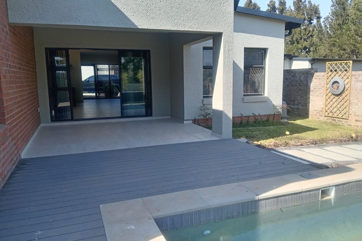 Spacious Kyalami Brand New Townhouse with modern open plan living - Photo 2