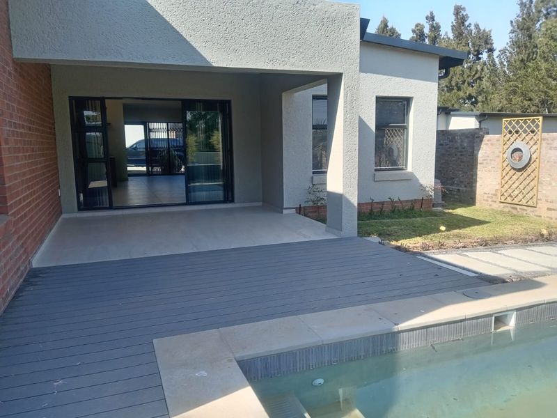 Spacious Kyalami Brand New Townhouse with modern open plan living - Photo 2