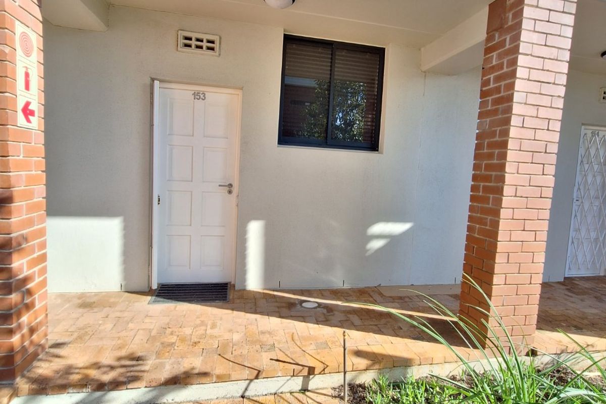 2 Bedroom Ground-Floor Apartment with Exclusive Backyard in Glenwood Estate! - Photo 4
