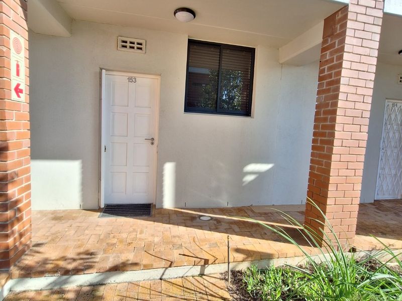 2 Bedroom Ground-Floor Apartment with Exclusive Backyard in Glenwood Estate! - Photo 4