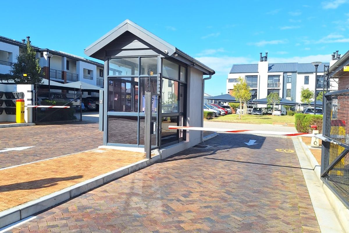 2 Bedroom Ground-Floor Apartment with Exclusive Backyard in Glenwood Estate! - Photo 3