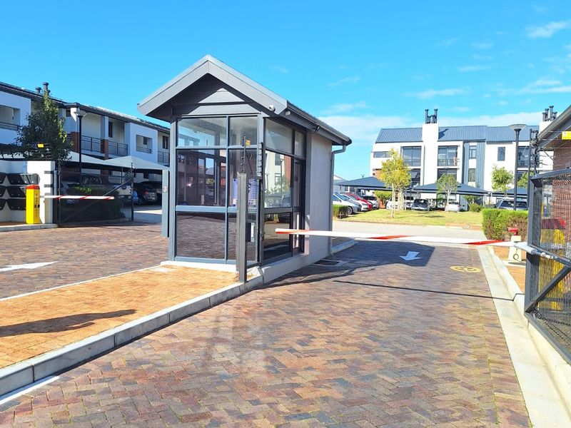 2 Bedroom Ground-Floor Apartment with Exclusive Backyard in Glenwood Estate! - Photo 3