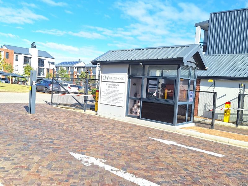 2 Bedroom Ground-Floor Apartment with Exclusive Backyard in Glenwood Estate! - Photo 2