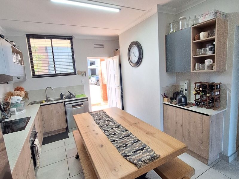 2 Bedroom Ground-Floor Apartment with Exclusive Backyard in Glenwood Estate! - Photo 9