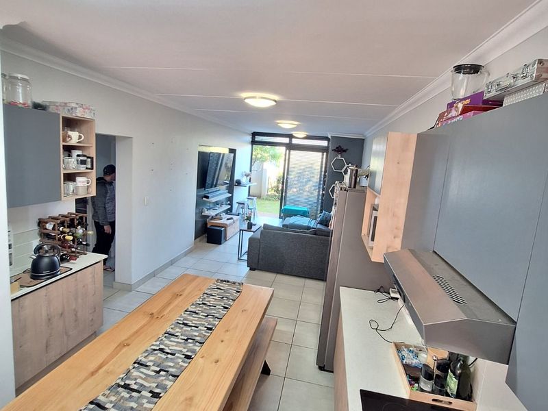 2 Bedroom Ground-Floor Apartment with Exclusive Backyard in Glenwood Estate! - Photo 7