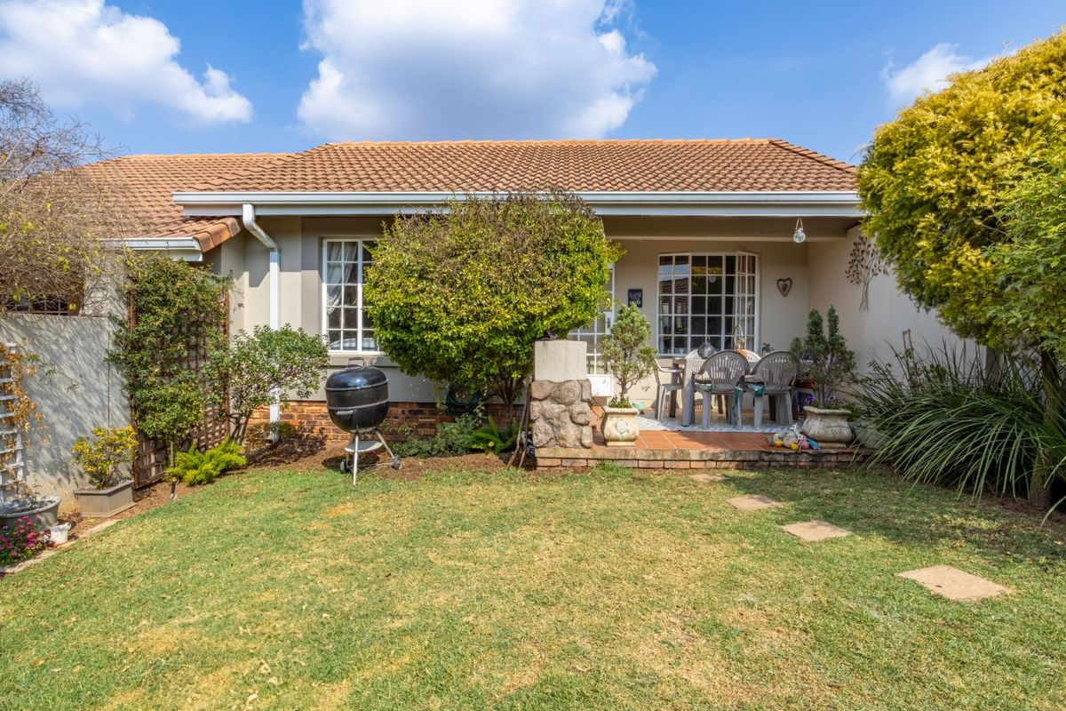 Charming Cottage in Prestigious Thornhill Estate - Photo 2