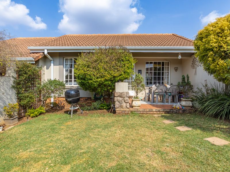 Charming Cottage in Prestigious Thornhill Estate - Photo 2