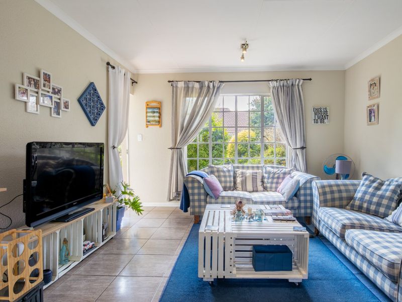 Charming Cottage in Prestigious Thornhill Estate - Photo 4