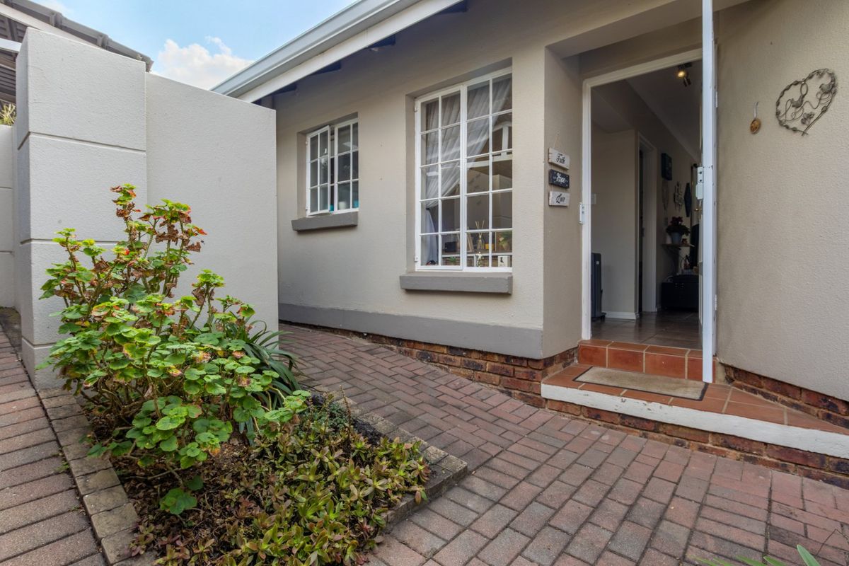 Charming Cottage in Prestigious Thornhill Estate - Photo 3