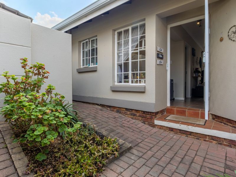 Charming Cottage in Prestigious Thornhill Estate - Photo 3