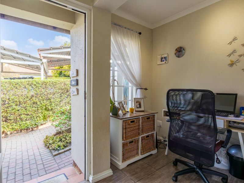 Charming Cottage in Prestigious Thornhill Estate - Photo 10