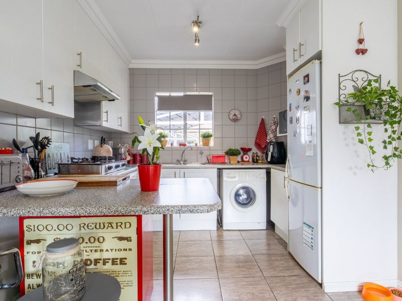 Charming Cottage in Prestigious Thornhill Estate - Photo 9