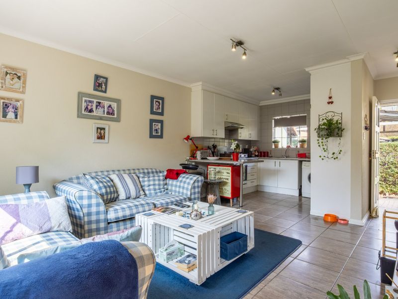 Charming Cottage in Prestigious Thornhill Estate - Photo 8