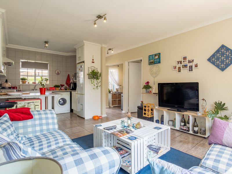 Charming Cottage in Prestigious Thornhill Estate - Photo 7