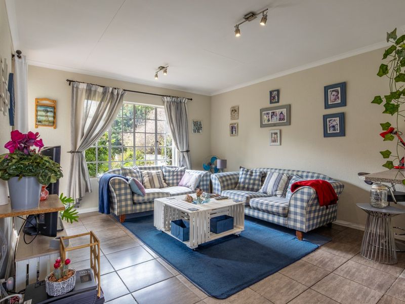 Charming Cottage in Prestigious Thornhill Estate - Photo 6