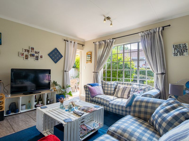 Charming Cottage in Prestigious Thornhill Estate - Photo 5