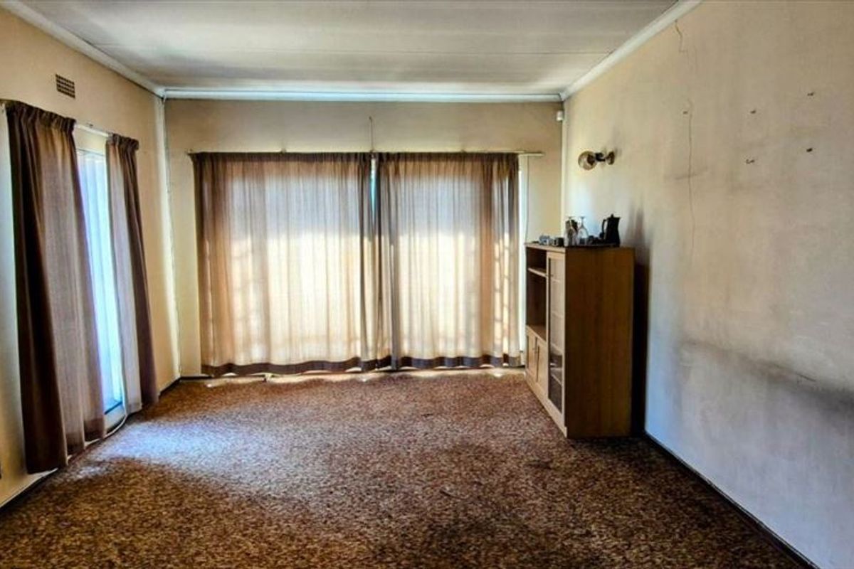 Spacious Three-Bedroom Home with Modern Comforts - Photo 2