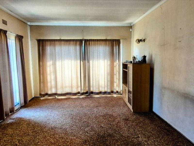 Spacious Three-Bedroom Home with Modern Comforts - Photo 2