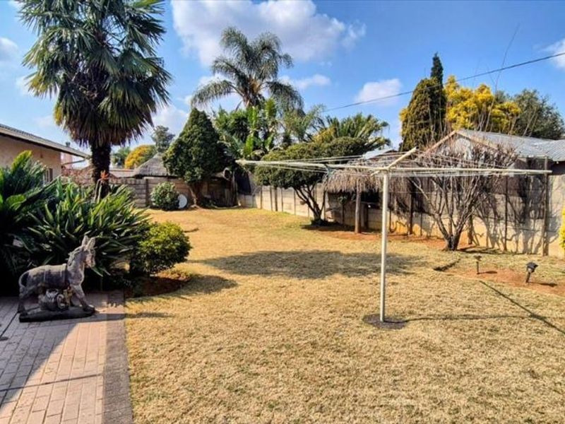 Spacious Three-Bedroom Home with Modern Comforts - Photo 3