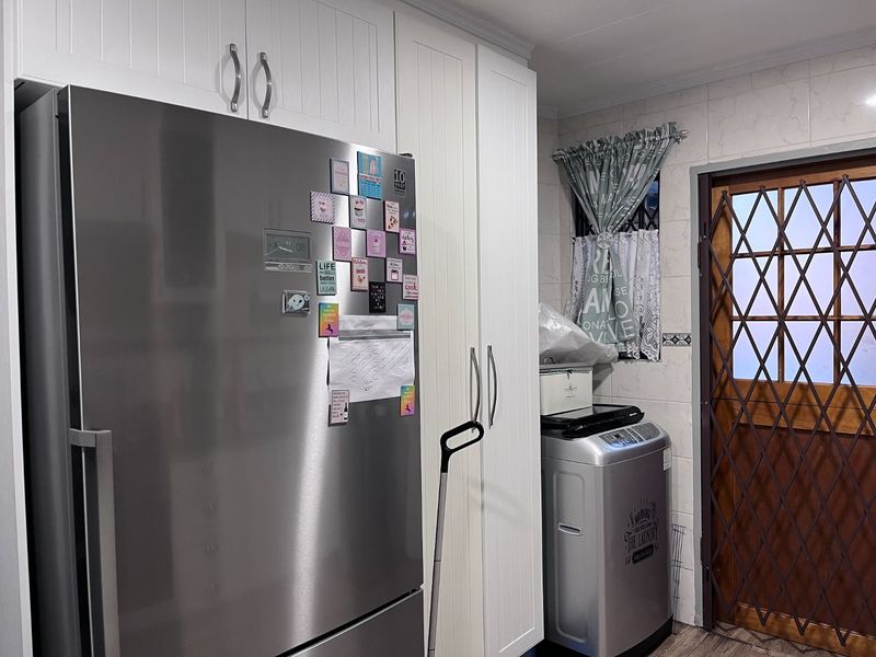 Charming Double-Storey Facebrick Townhouse with Private Garden - Photo 5