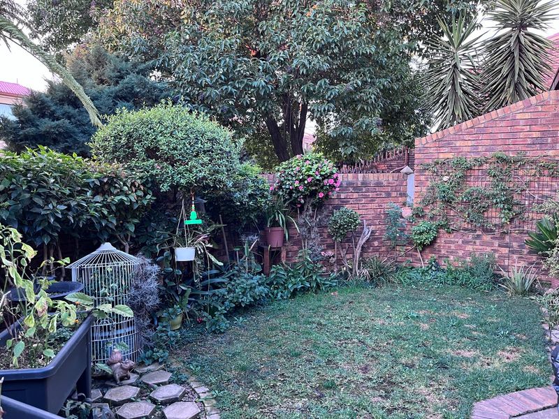 Charming Double-Storey Facebrick Townhouse with Private Garden - Photo 2