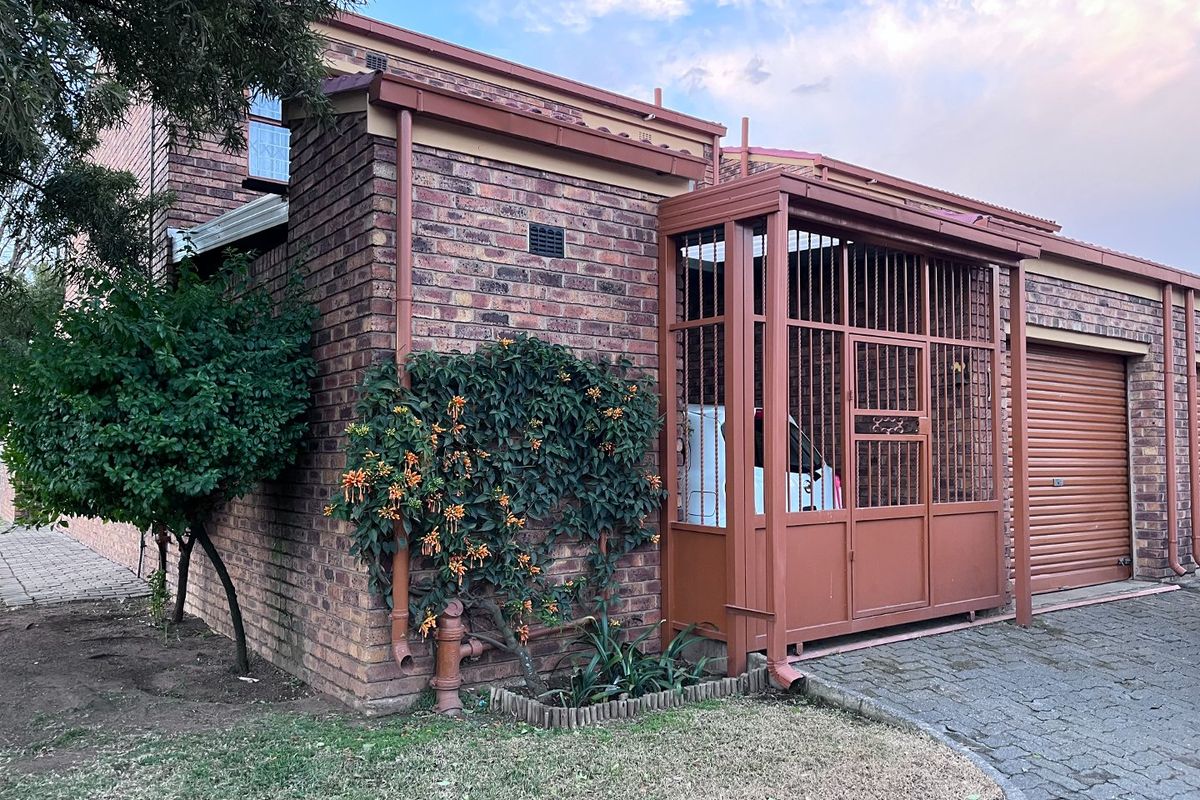 Charming Double-Storey Facebrick Townhouse with Private Garden - Photo 3