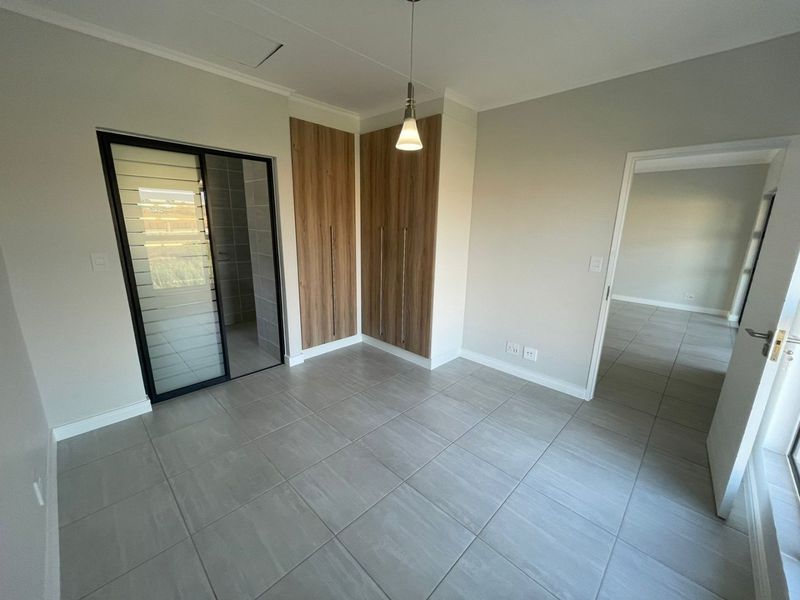 Modern Waterfall One Bed For Rental - Photo 7