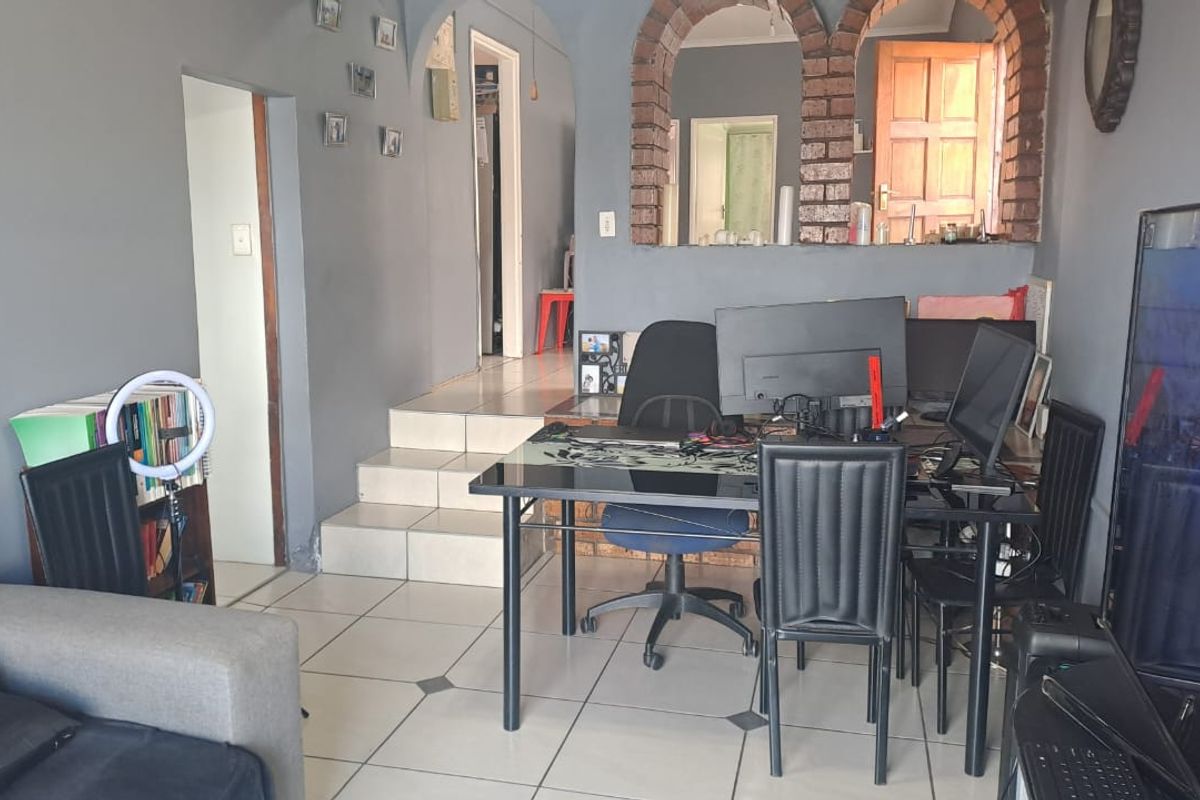 Neat as a pin starter home - Photo 2