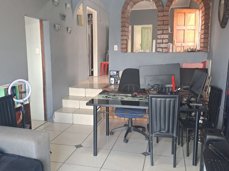 Neat as a pin starter home - Photo 2