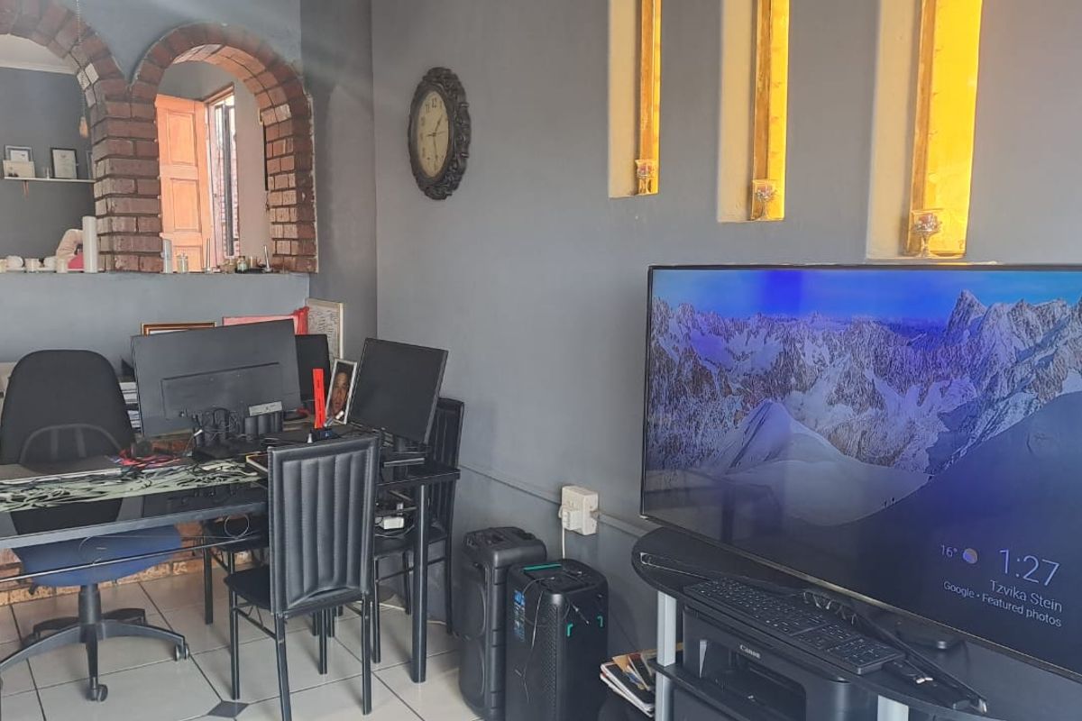 Neat as a pin starter home - Photo 5