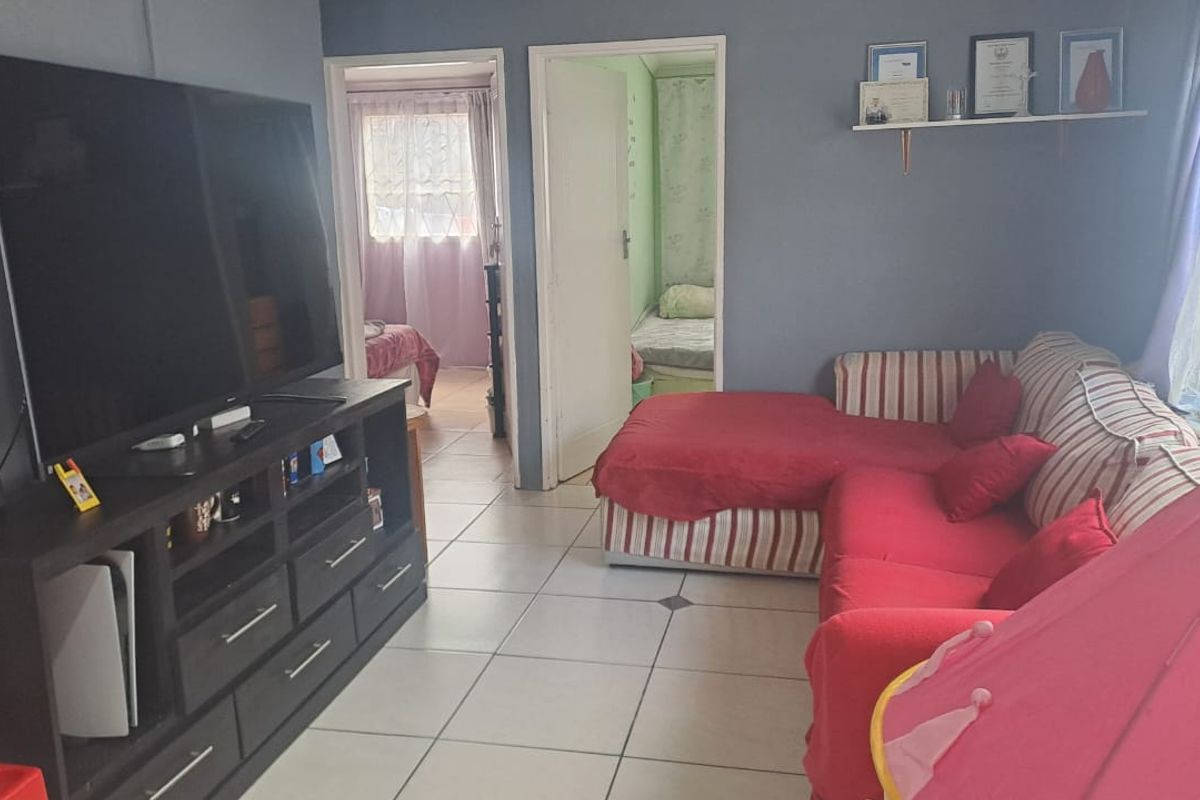 Neat as a pin starter home - Photo 3