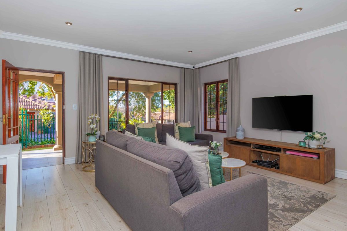 Stunning Modern Family Home on Thornhill Estate greenbelt - Photo 5