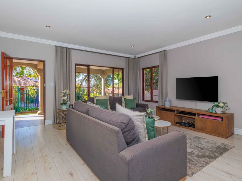 Stunning Modern Family Home on Thornhill Estate greenbelt - Photo 5