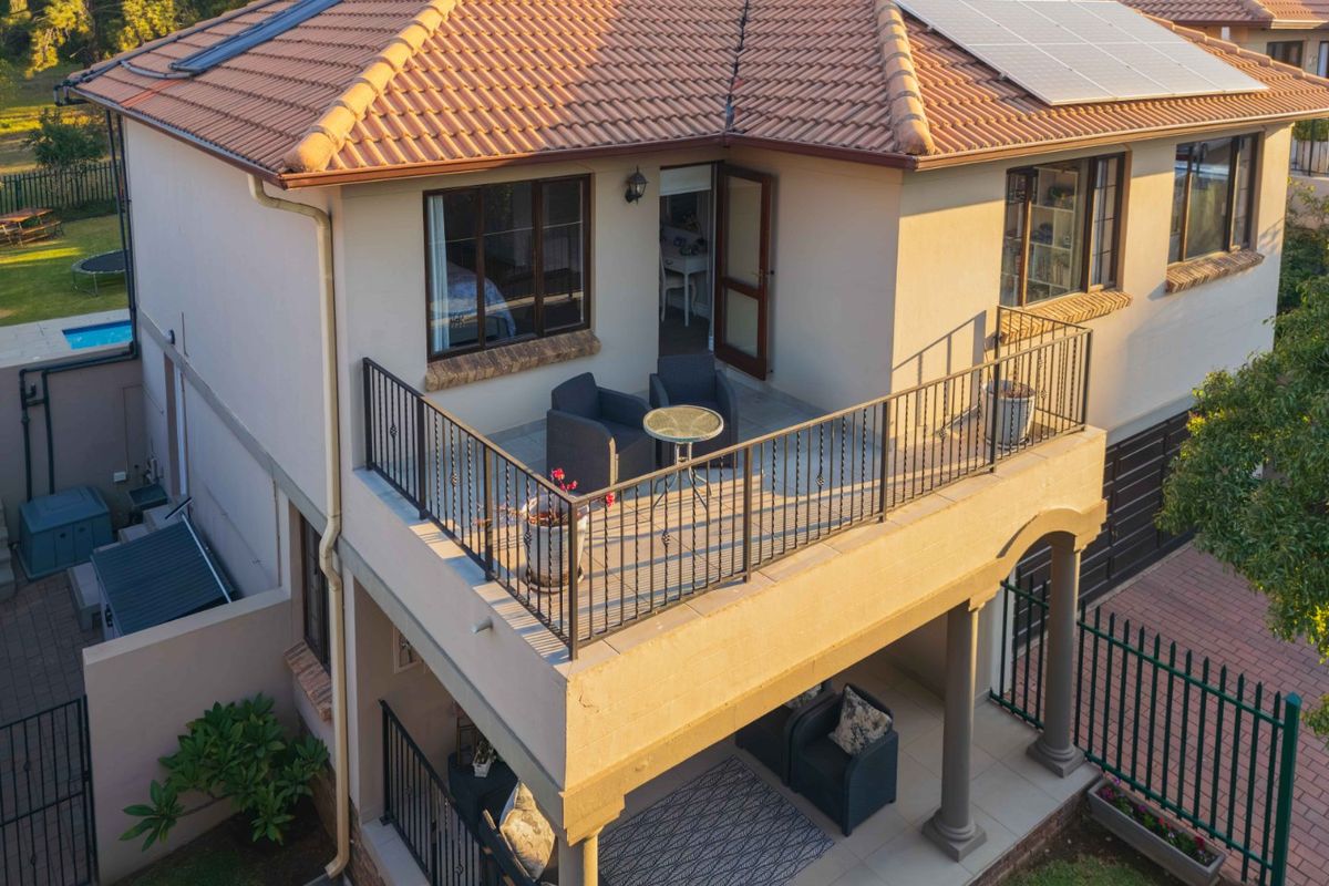 Stunning Modern Family Home on Thornhill Estate greenbelt - Photo 2