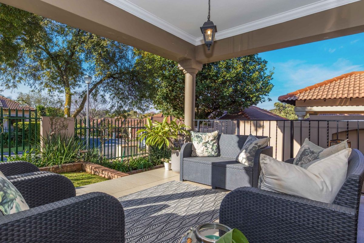 Stunning Modern Family Home on Thornhill Estate greenbelt - Photo 3