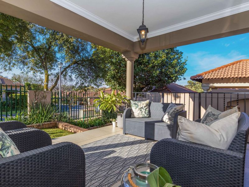 Stunning Modern Family Home on Thornhill Estate greenbelt - Photo 3