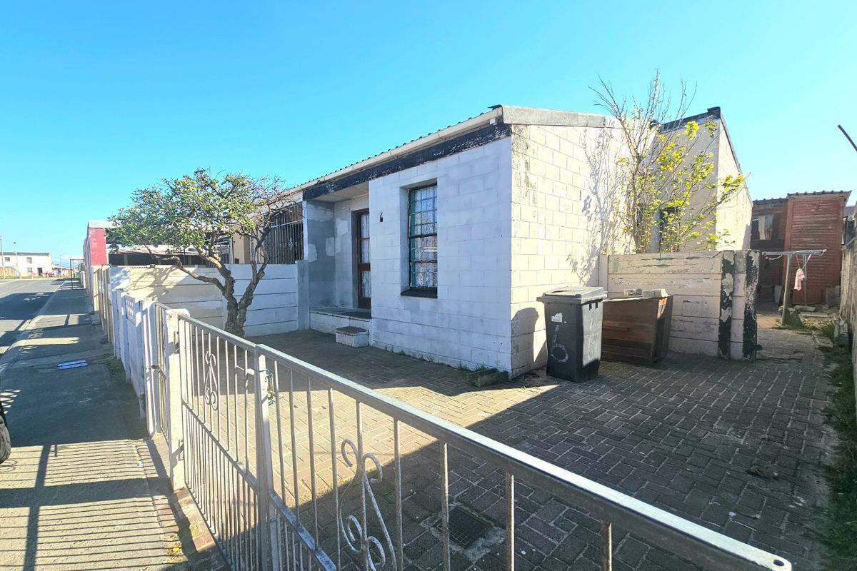 Three bedroom semi-detached house - Photo 2