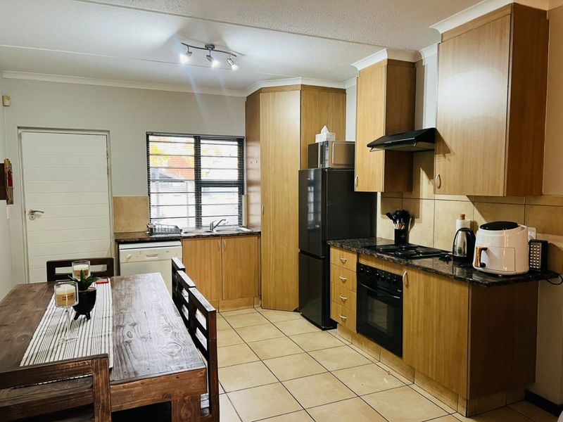 2 Bed Apartment in Greenstone Hill for Sale - Photo 5